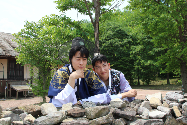 충남아산FC, 피나클랜드·외암민속마을 방문 기념사진