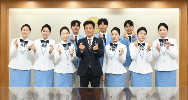 ‘2025 학생홍보대사 위촉식’ 행사에서 송기신 총장과 홍보대사들이 기념촬영을 하고 있다.(왼쪽 네 번째 백석문화대 송기신 총장)