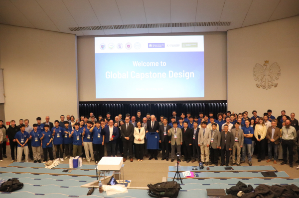 워크숍 기념 사진을 촬영했다