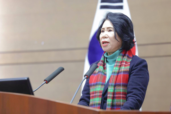 성명서 발표하는 김행금 천안시의회 의장<br>