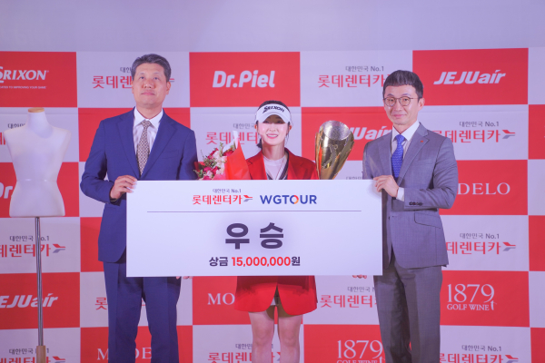 ‘2025 롯데렌터카 WGTOUR’ 4차 대회 시상식에서 (왼쪽부터)골프존 박강수 대표, 우승자 양효리, 롯데렌탈 주식회사 조근행 상무가 기념사진