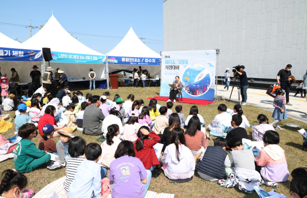 지난 2023년 5월 13일 유류피해극복기념관에서 진행된 ‘바다숲 그리기 사생대회’ 모습.