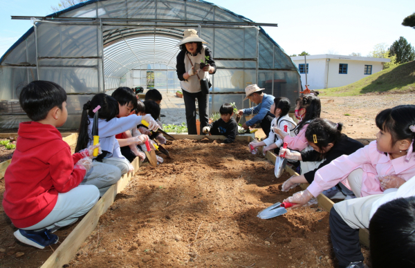 지난 4월 23일 송암초등학교에서 진행된 늘봄학교 프로그램 모습.