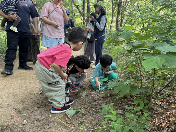 참여 가족들이 ‘놀며, 쉬며 달팽이 트레킹’ 프로그램을 하며 자연을 느끼고 있다.