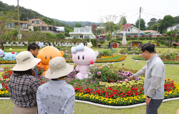 박희조 동구청장이 대청호 장미전시회장을 찾아 행사장을 둘러보고 있다