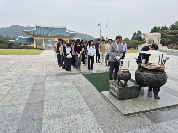 현충원서 묘비 정비 봉사활동 진행