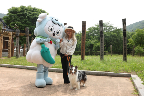 장승공원에서의 청양이(청양군 관광캐릭터)와 배우 박해미씨