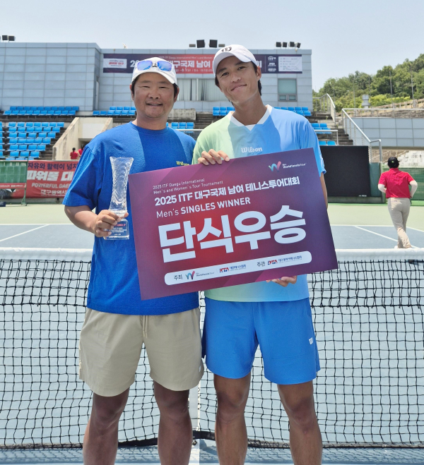 남지성 선수 개인단식 우승(왼쪽부터 최근철 감독, 남지성 선수)