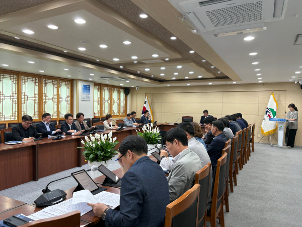 지난 2일 군청 상황실에서 진행된 규제발굴보고회 회의 모습