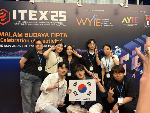 세계 발명 기술 혁신 대회 학생들 활동 사진