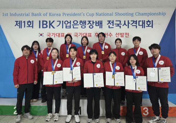 서산시청 사격팀 선수들이 지난 4일 청주종합사격장에서 제1회 IBK기업은행장배 전국사격대회 메달 획득을 기념하는 모습
