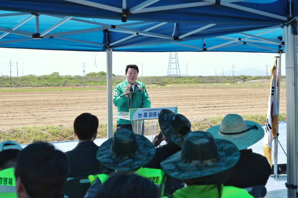 논콩 기계화 일괄파종 시연회 개최 모습