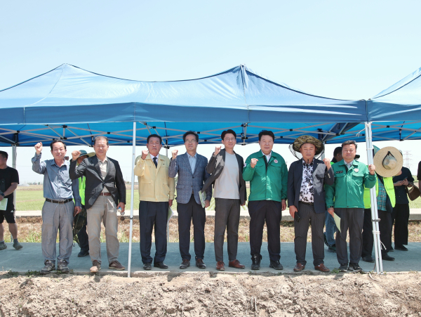 논콩 기계화 일괄파종 시연회 개최 모습