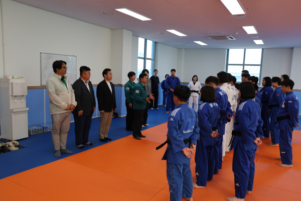 당진시의회, 제77회 충남도민체전 출전 당진시 선수단 격려 방문 모습