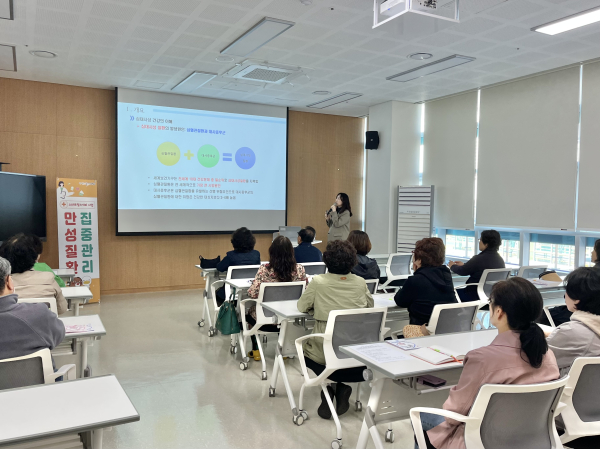 만성질환 집중 관리 프로그램에 참여한 주민들이 심뇌혈관질환 예방 관리 교육을 받고 있다