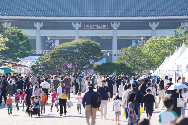 2025 천안 K-컬처박람회’를 찾은 관람객들의 모습.