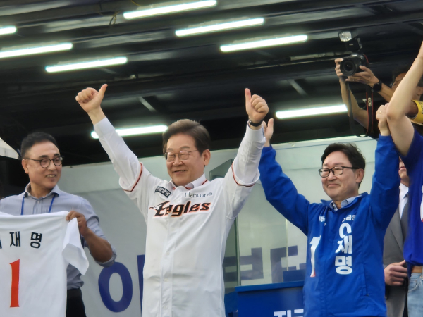 더불어민주당 이재명 대통령 후보가 제21대 대통령 선거를 앞둔 마지막 주말 '민심 바로미터' 대전 표심 공략에 나섰다.