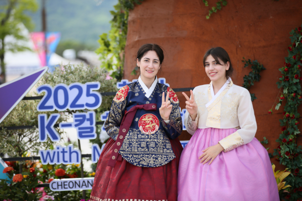 문화체육관광부 K-인플루언서, 코리아넷 명예기자단이 ‘2025 천안 K-컬처박람회’ 가 한복을 입고 박람회장을 기념촬영을 하고 있다.