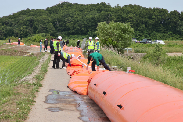 튜브형 침수 방지 차수매트 설치 훈련 모습