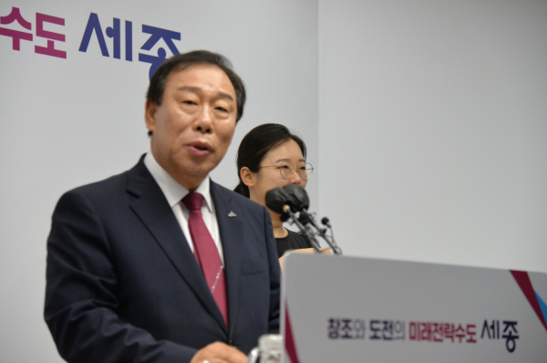 브리핑 하는 최민호 세종시장