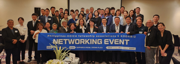 사진은 정영선 코이카 필리핀 사무소장(앞줄 오른쪽 여섯 번째)과 현지 관계자, 서부발전 관계자 등 참여자들이 기념 촬영하는 모습