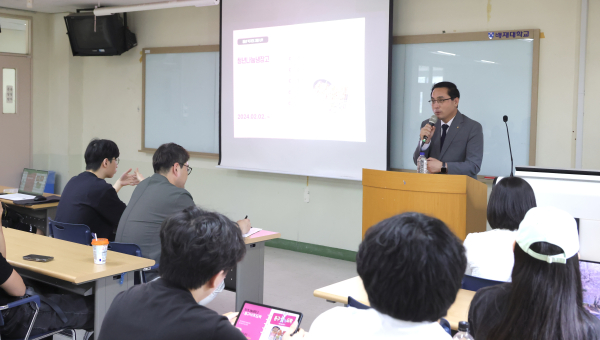 박희조 동구청장이 배재대학교 특강에서 청년들과 소통하고 있는 모습