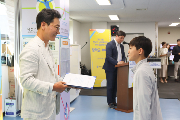 이승찬 계룡장학재단 이사장이 전국소년체육대회 우수입상학생에게 장학금을 시상하고 있다.