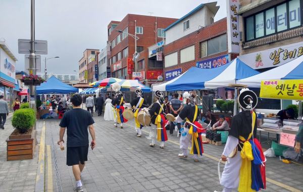 지난 8일 태안읍에서 진행된 태안 오일장 1주년 기념행사 모습.