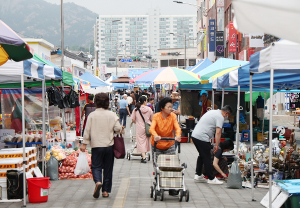 지난 8일 태안읍에서 진행된 태안 오일장 모습.
