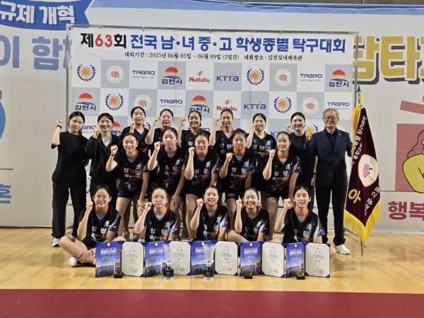 우측부터 청양군탁구협회 민경호 회장과 코치 및 선수들