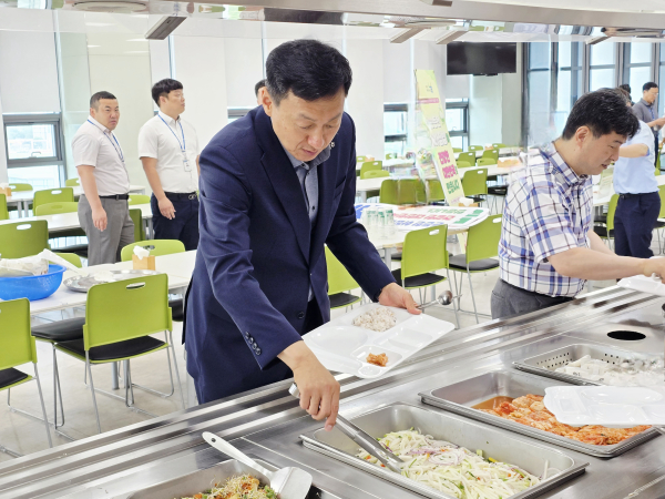 정해웅본부장(가운데)이 아침밥 먹기 캠페인에 동참하고 있다.