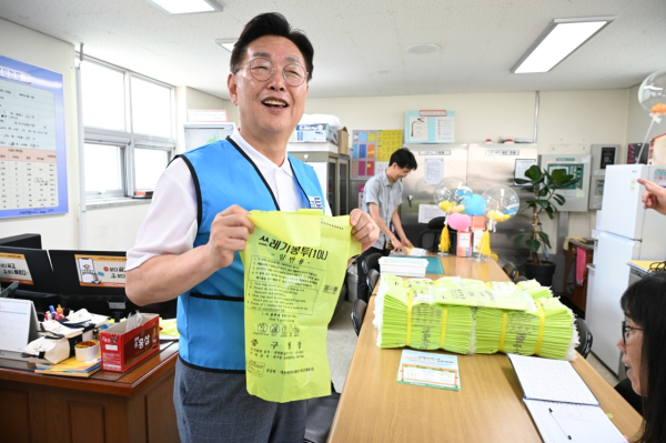 10일, 문창전통시장에서 실시한 중구통 출시기념 사용체험 및 일회용품 줄이기 교환행사