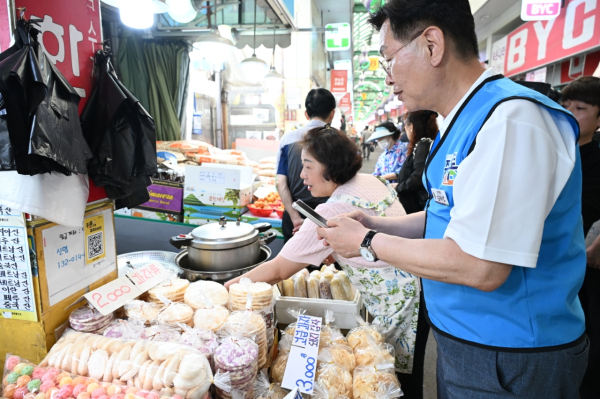 10일, 문창전통시장에서 실시한 중구통 출시기념 사용체험 및 일회용품 줄이기 교환행사