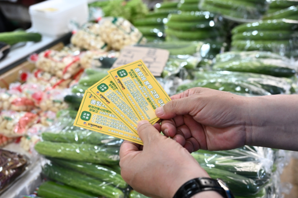 10일, 문창전통시장에서 실시한 중구통 출시기념 사용체험 및 일회용품 줄이기 교환행사