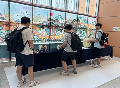 천안시청소년복합커뮤니티센터 1층 로비에서 천안시민과 청소년들이 국악기를 직접 연주하며 체험전시에 참여하고 있다.<br>