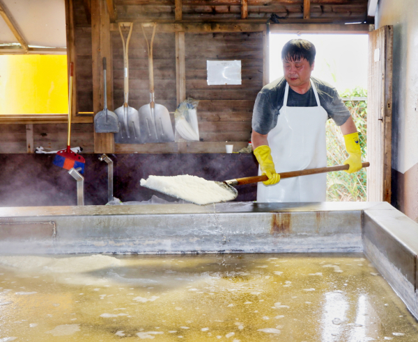 지난 9일 근흥면의 농업법인에서 자염을 생산하는 모습.