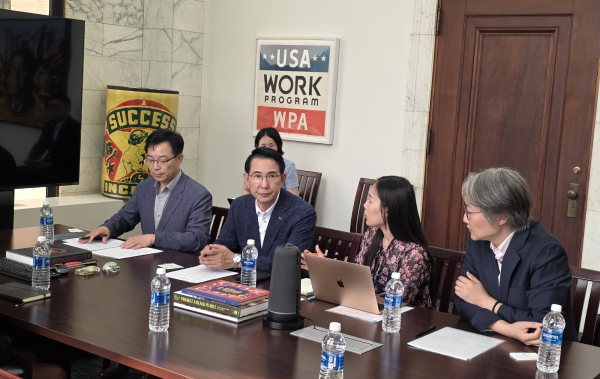 이완섭 서산시장이 미국 현지 시각으로 지난 10일 시카고시 문화특별행사국을 방문했다.