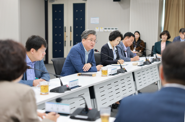 정용래 유성구청장이 11일 확대간부회의를 주재하고 있다