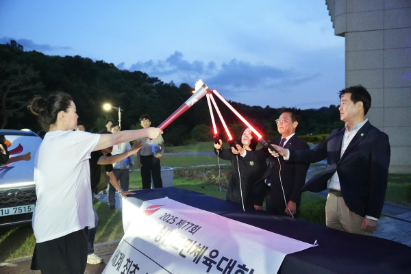 지난 10일, 독립기념관 겨레의탑에서 2025 제77회 충청남도민체육대회 성화 채화식 진행 모습