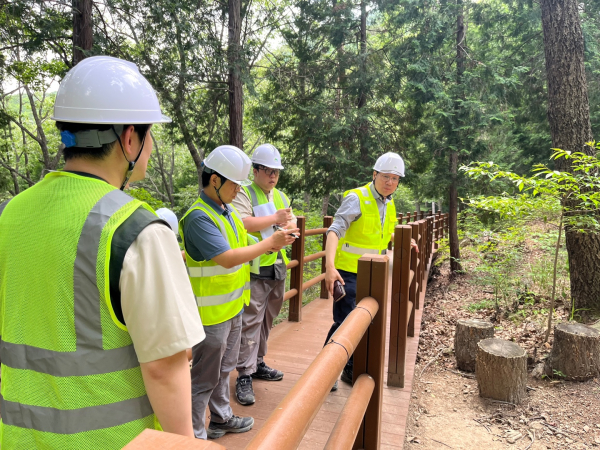 지난 10일 황성태 부원장은 대운산치유의숲을 방문하여 숲길 내 토사유실 등이 발생할 우려가 있는 재난 취약지를 점검했다.