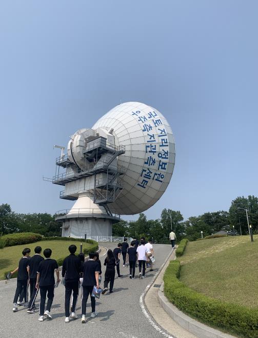 신산업분야 현장견학형 참여하고 있는 학생 모습 /우주측지관측센터(세종동 소재)