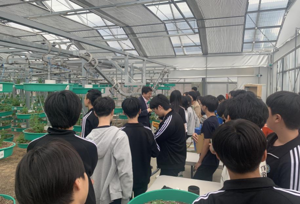 신산업분야 현장견학형 참여하고 있는 학생 모습 / 세종농업기술센터(연서면 소재)