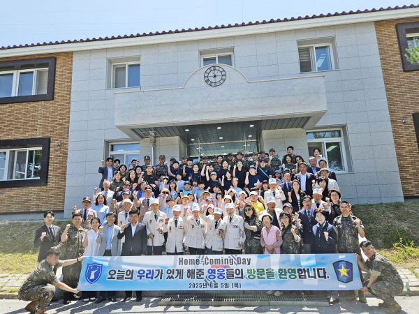 최충규 대덕구청장이 재향군인회 회원들과 지난 5일 1970부대 1대대에서 병영 체험 기념사진