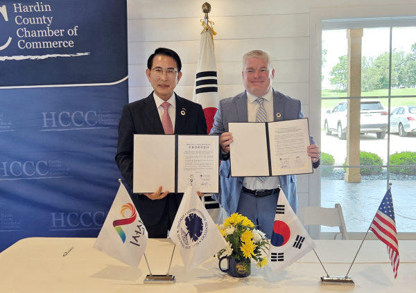 미국 현지 시각으로 지난 11일 엘리자베스타운 상공회의소에서 이완섭 서산시장과 제프 그레고리 엘리자베스타운 시장이 우호교류 의향서를 교환하는 모습