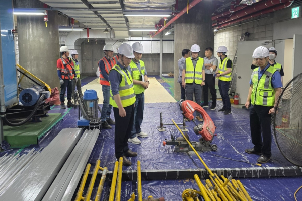 연규양 대전교통공사 사장은 탄방역을 방문하여 역사 이산화탄소 소화설비 개량사업 현장 진행사항을 점검하였다.(왼쪽에서 4번째 연규양 사장)