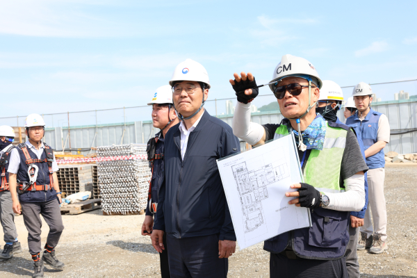 김형렬 행복청장(앞줄 오른쪽에서 두번째)이 12일 국립도시건축박물관 건설현장을 방문해 여름철 장마 대비 안전관리 현황을 점검하고 있다.