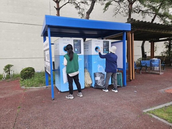 투명페트병 무인회수기 이용사진