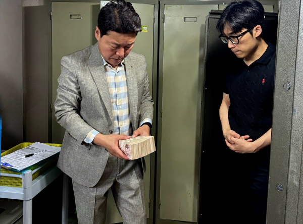 박장순 본부장(왼쪽)이 금고에서 내부통제 활동을 실시하고 있다