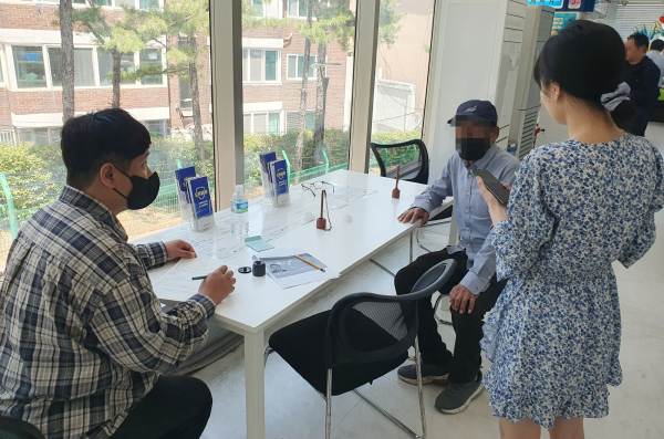 서산시가 이 씨의 귀국 지원을 위해 이 씨와 함께 중국대사관을 방문한 모습