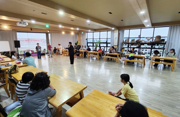 지난 13일 남면의 한 펜션에서 진행된 ‘가족 덕분에’ 프로그램 모습.